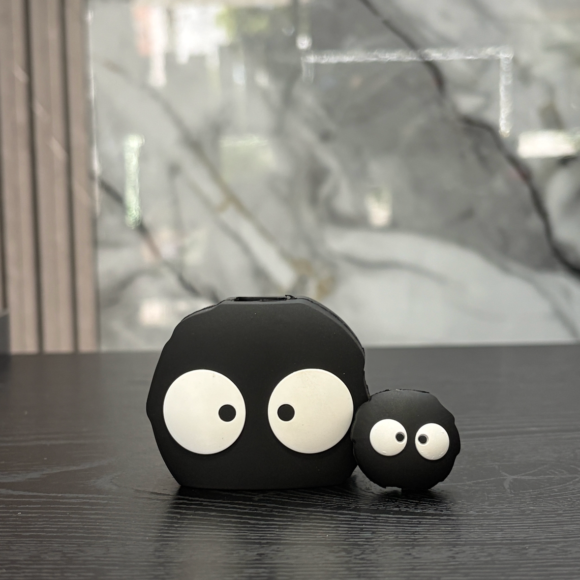 Protector de Cargador Negro Ojos Blancos