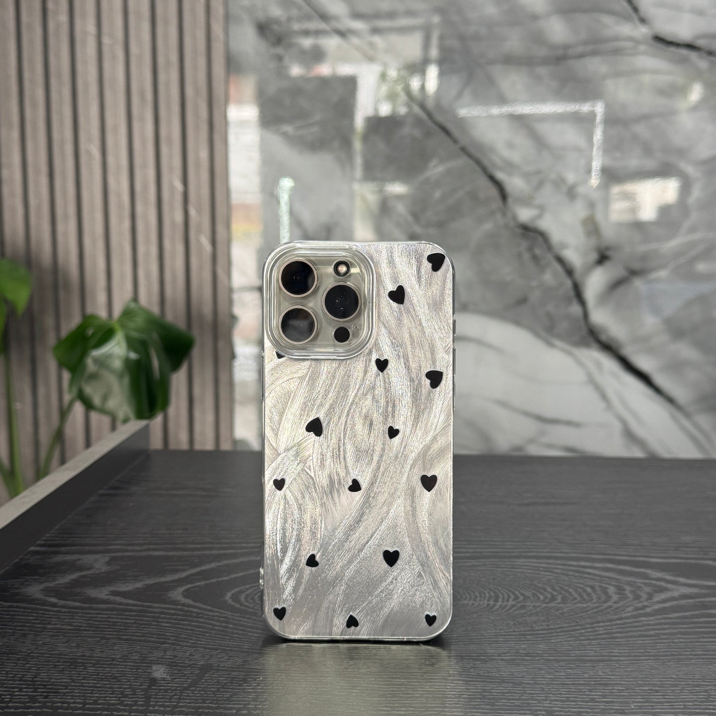 Case Plateado corazones negros